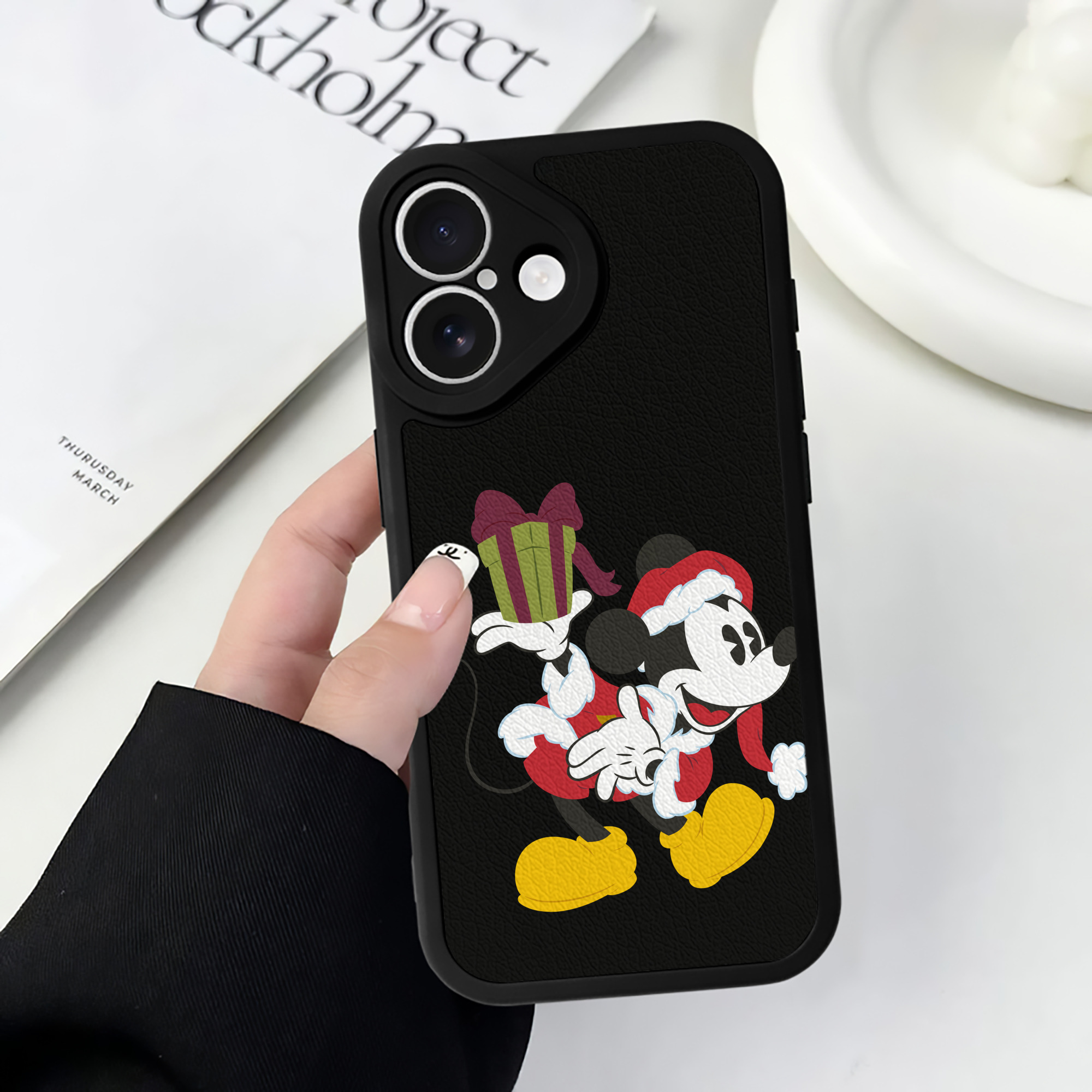 （画像用） ミッキーマウス Mickey Mouse 【iPhone 16シリーズ対応】シリコンスマホケース（レザー調） 材質：シリコン